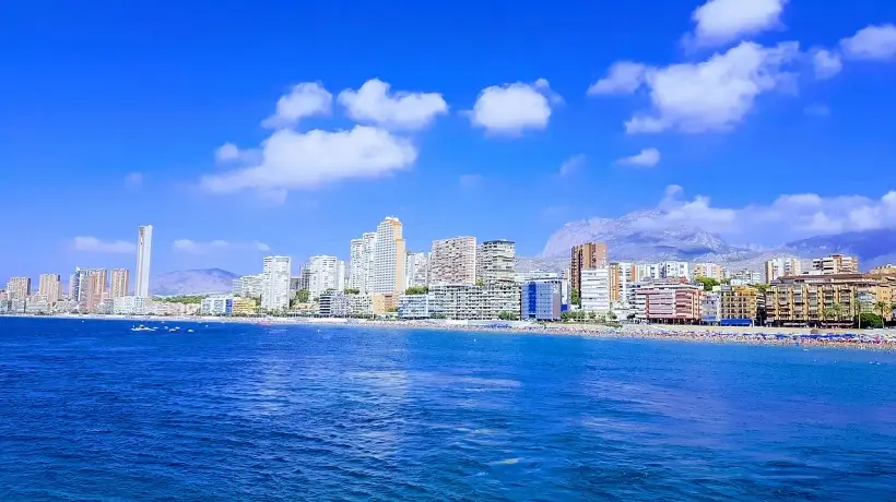 Descubre Benidorm: la guía definitiva de aventuras náuticas y más